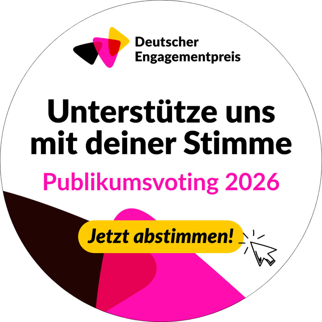 Ein Button des Deutschen Engagementpreises mit der Aufschrift "Unterstütze uns mit deiner Stimme - Publikumsvoting 2026 - Jetzt abstimmen!"